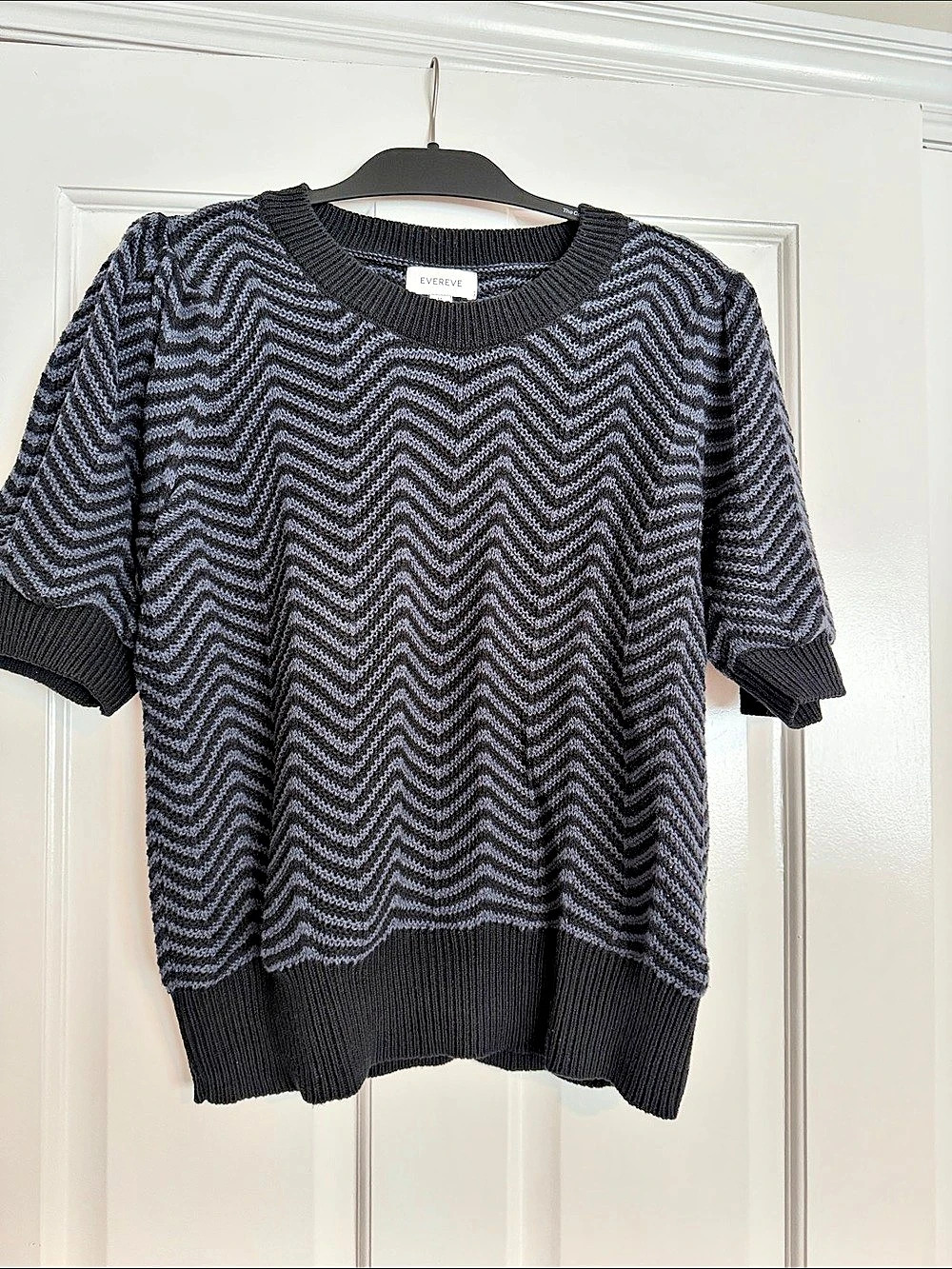 EVEREVE Geometric Short Sleeve Top in Black & Gray Size Medium
